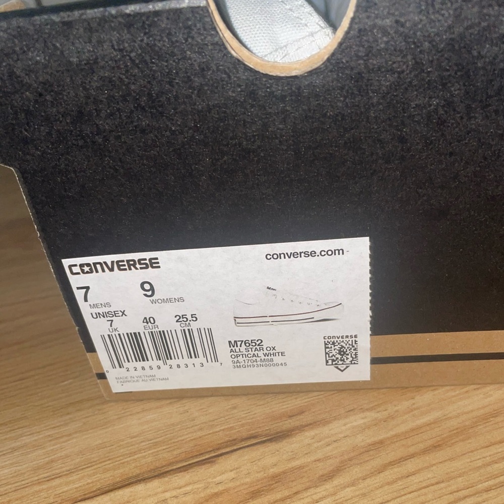 Brand new white converse size 9 women 7 men